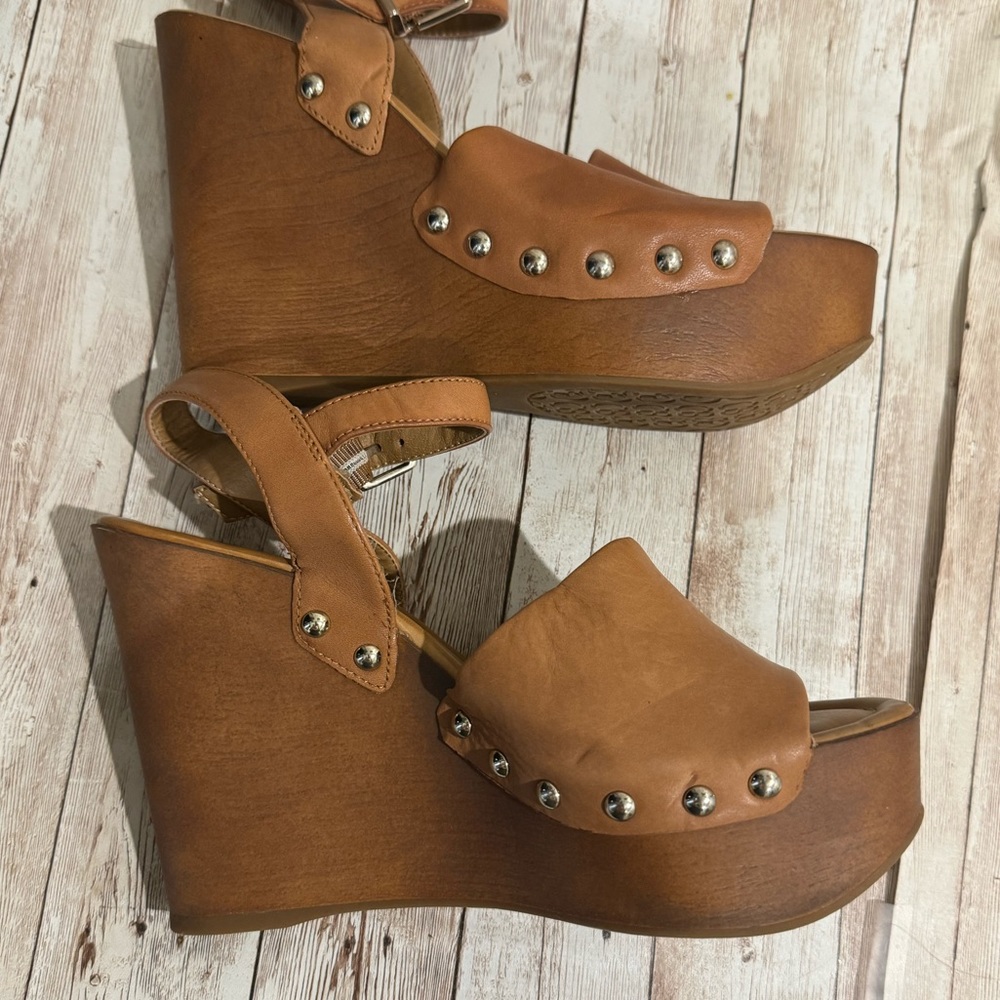 gianni bini chunky platform wedge leather sandal nailhead trim size 7.5m